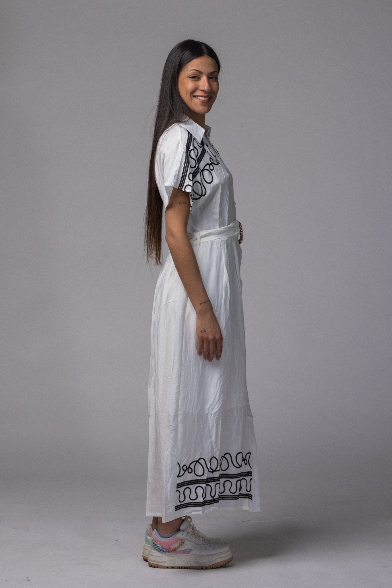 Robe longue avec ceinture et motif brodé - La Doudounerie