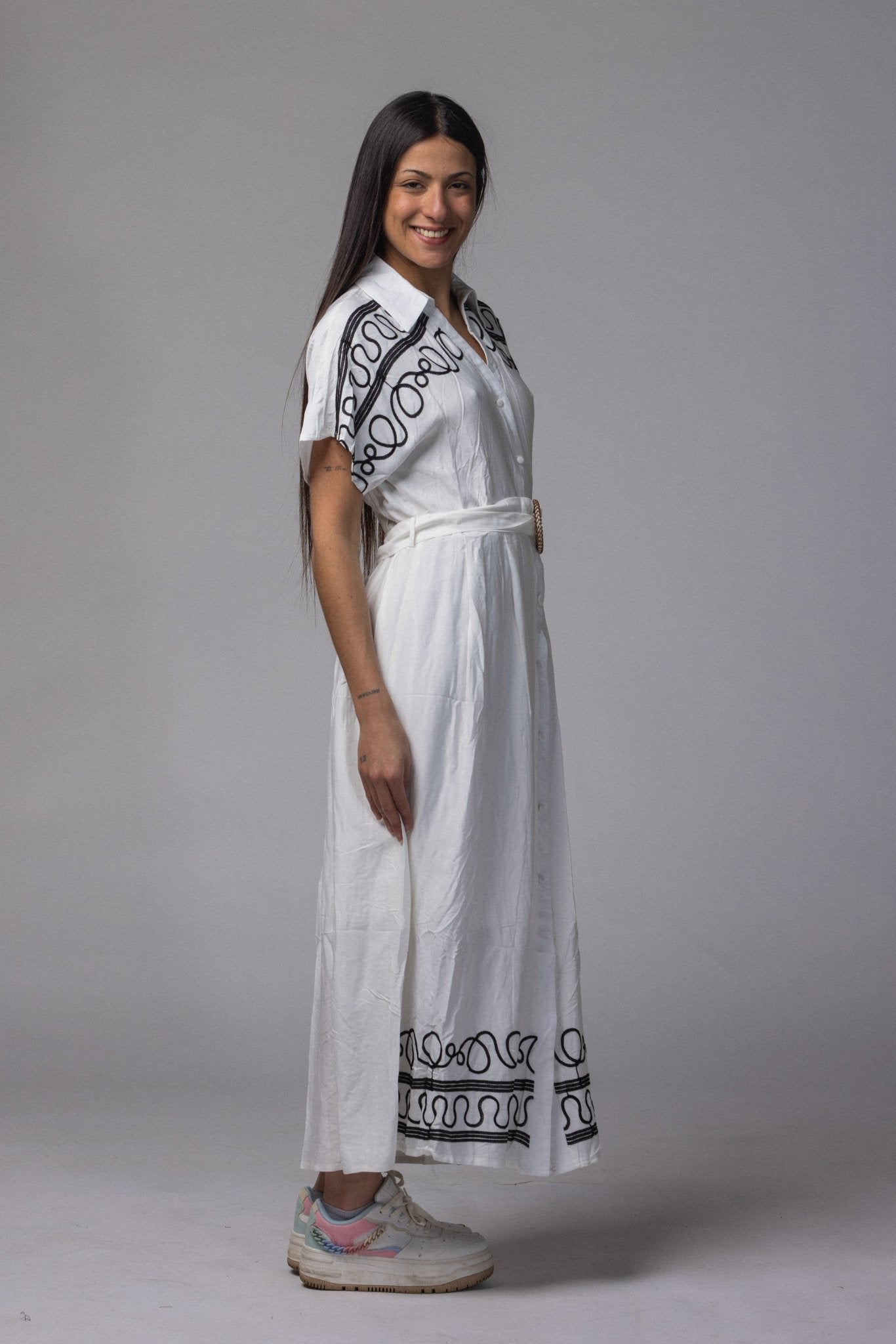 Robe longue avec ceinture et motif brodé - La Doudounerie
