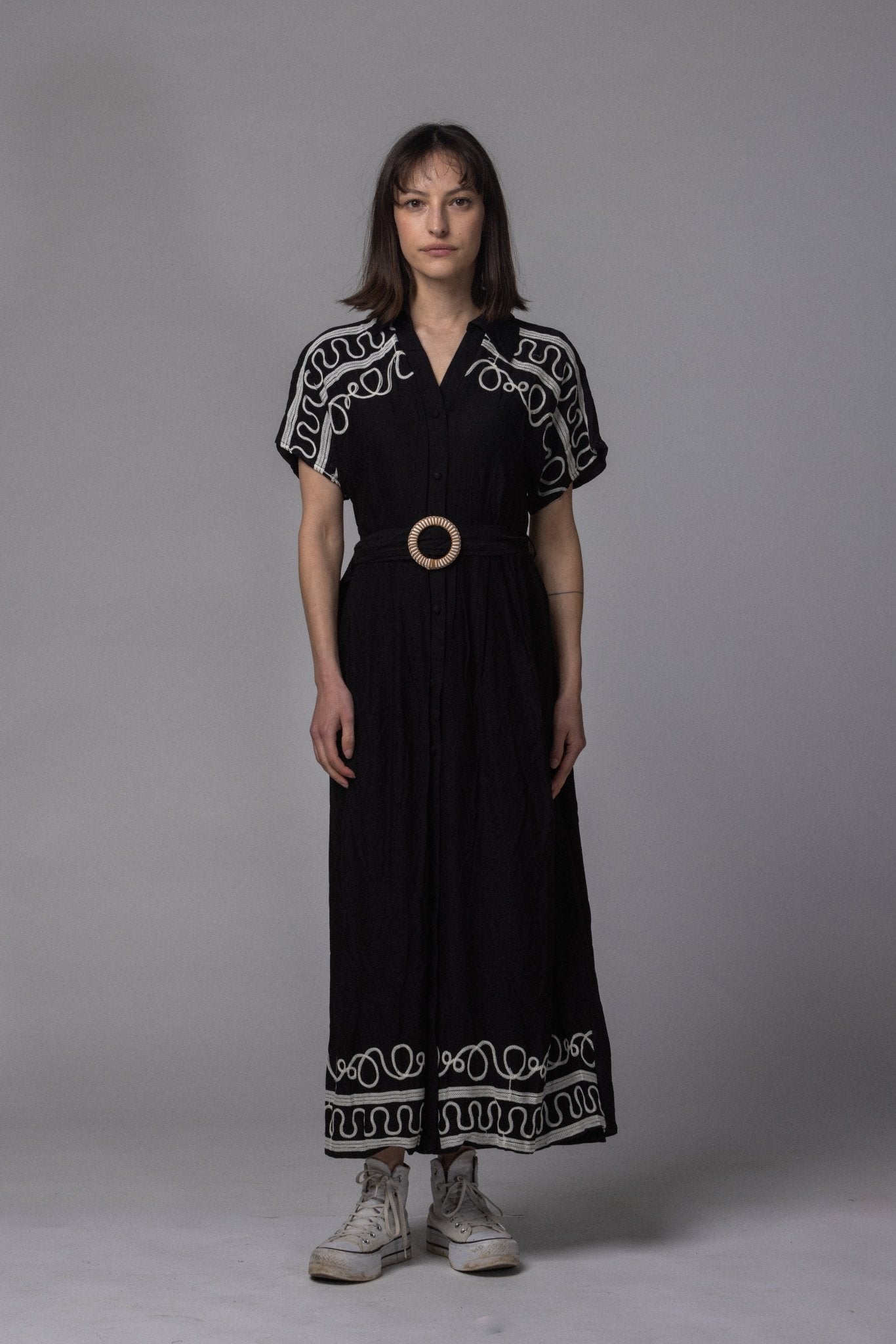 Robe longue avec ceinture et motif brodé - La Doudounerie