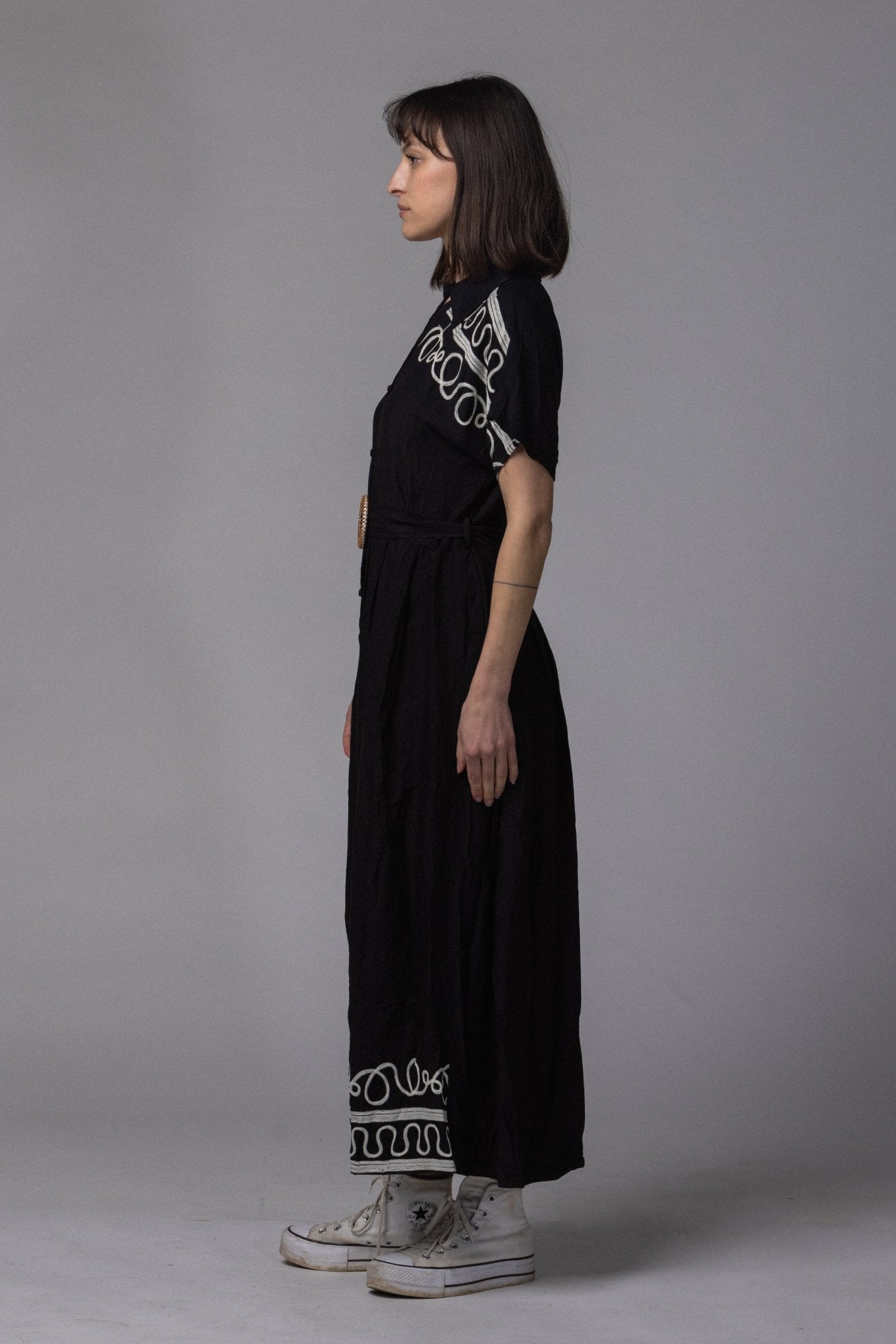Robe longue avec ceinture et motif brodé - La Doudounerie