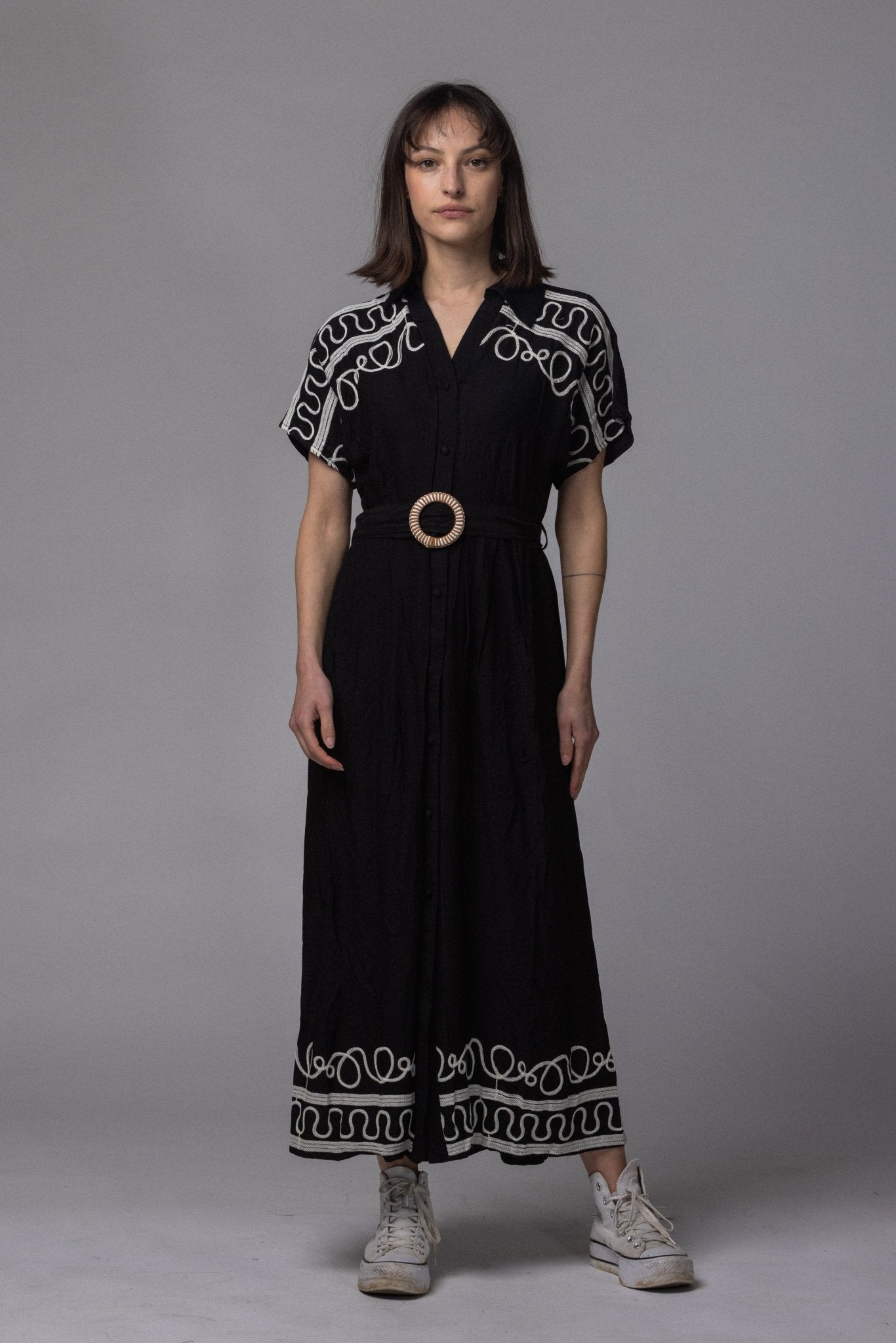 Robe longue avec ceinture et motif brodé - La Doudounerie