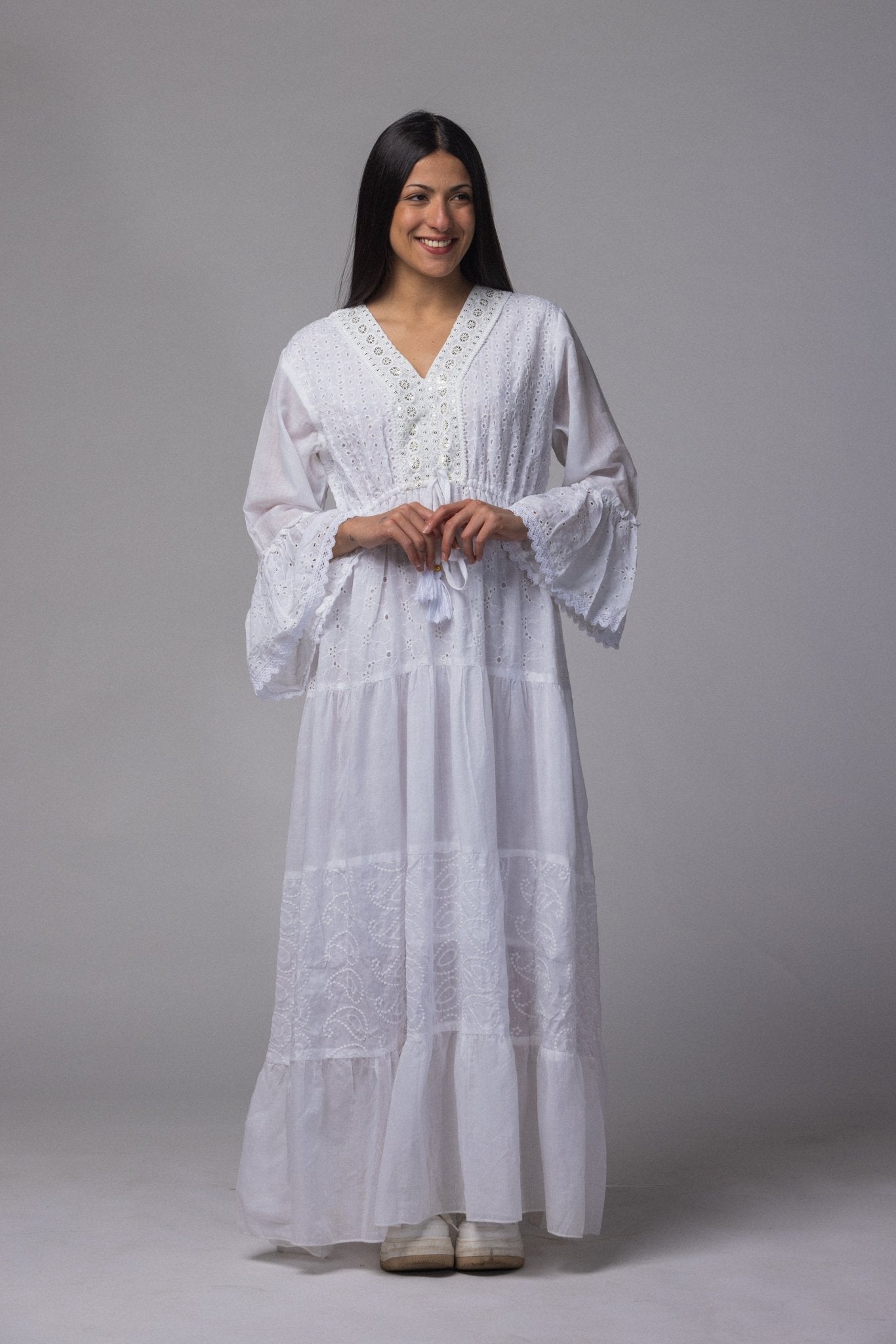 Robe longue brodé blanc col V argenté - La Doudounerie