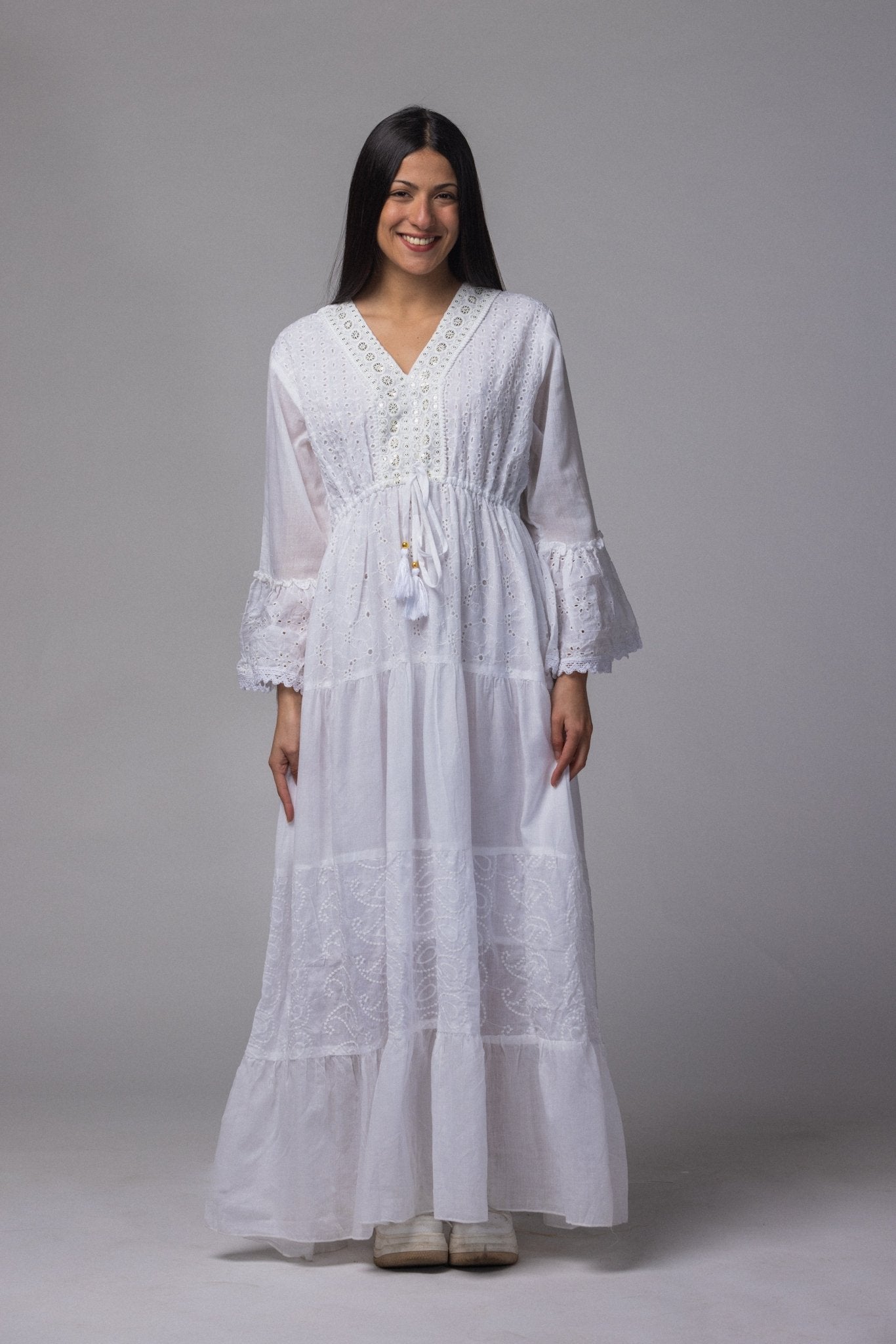 Robe longue brodé blanc col V argenté - La Doudounerie