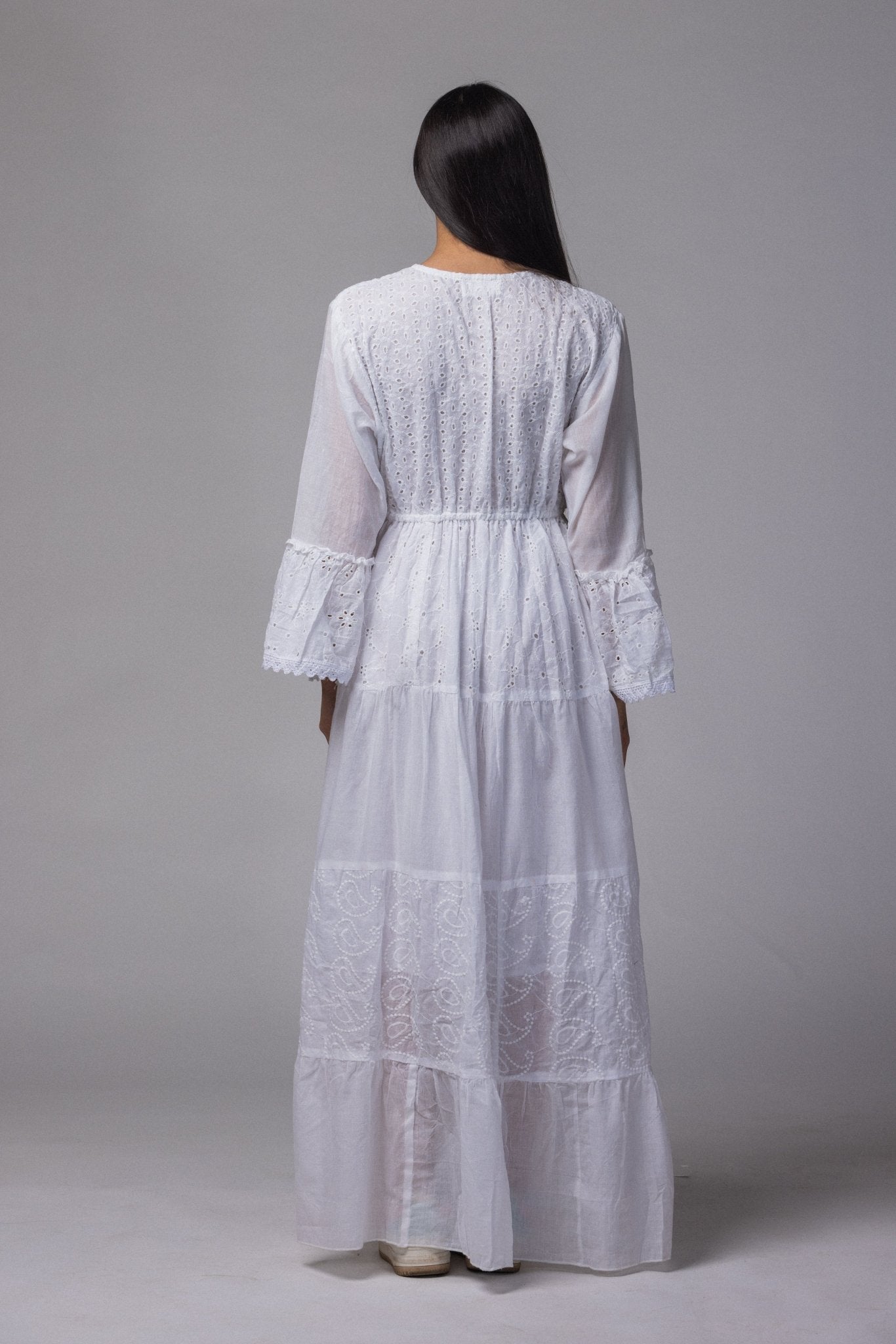 Robe longue brodé blanc col V argenté - La Doudounerie