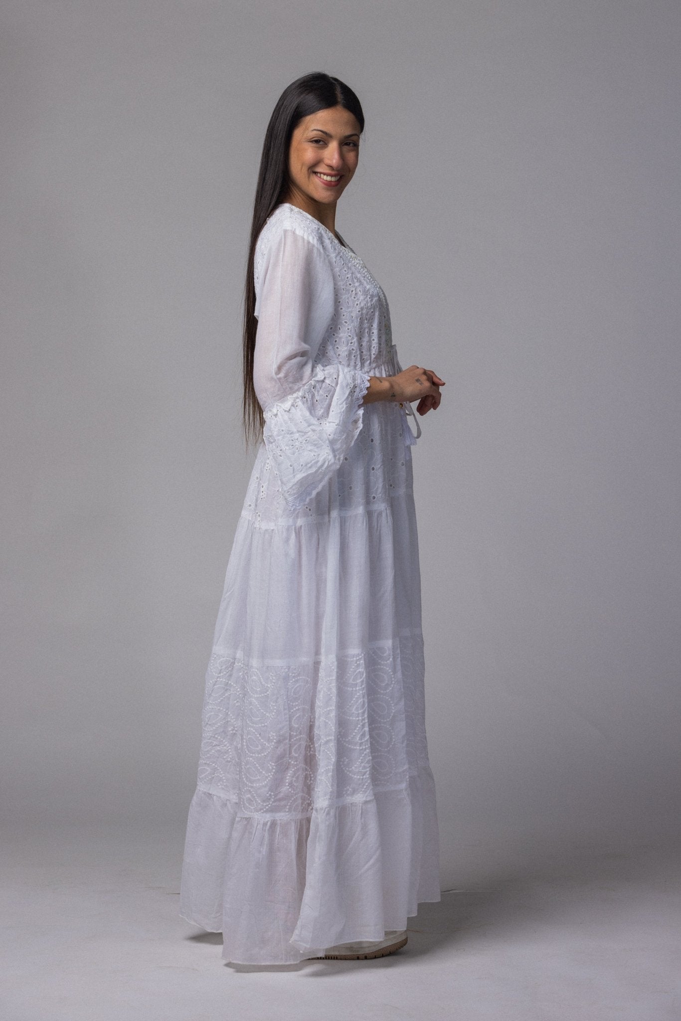 Robe longue brodé blanc col V argenté - La Doudounerie