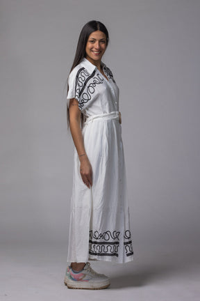Robe longue avec ceinture et motif brodé - La Doudounerie