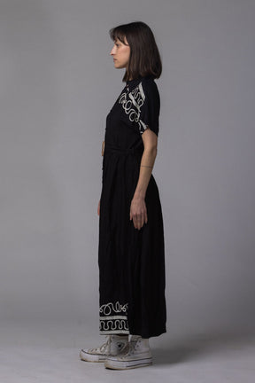 Robe longue avec ceinture et motif brodé - La Doudounerie