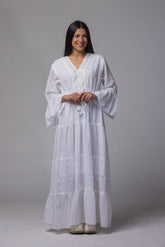Robe longue brodé blanc col V argenté - La Doudounerie