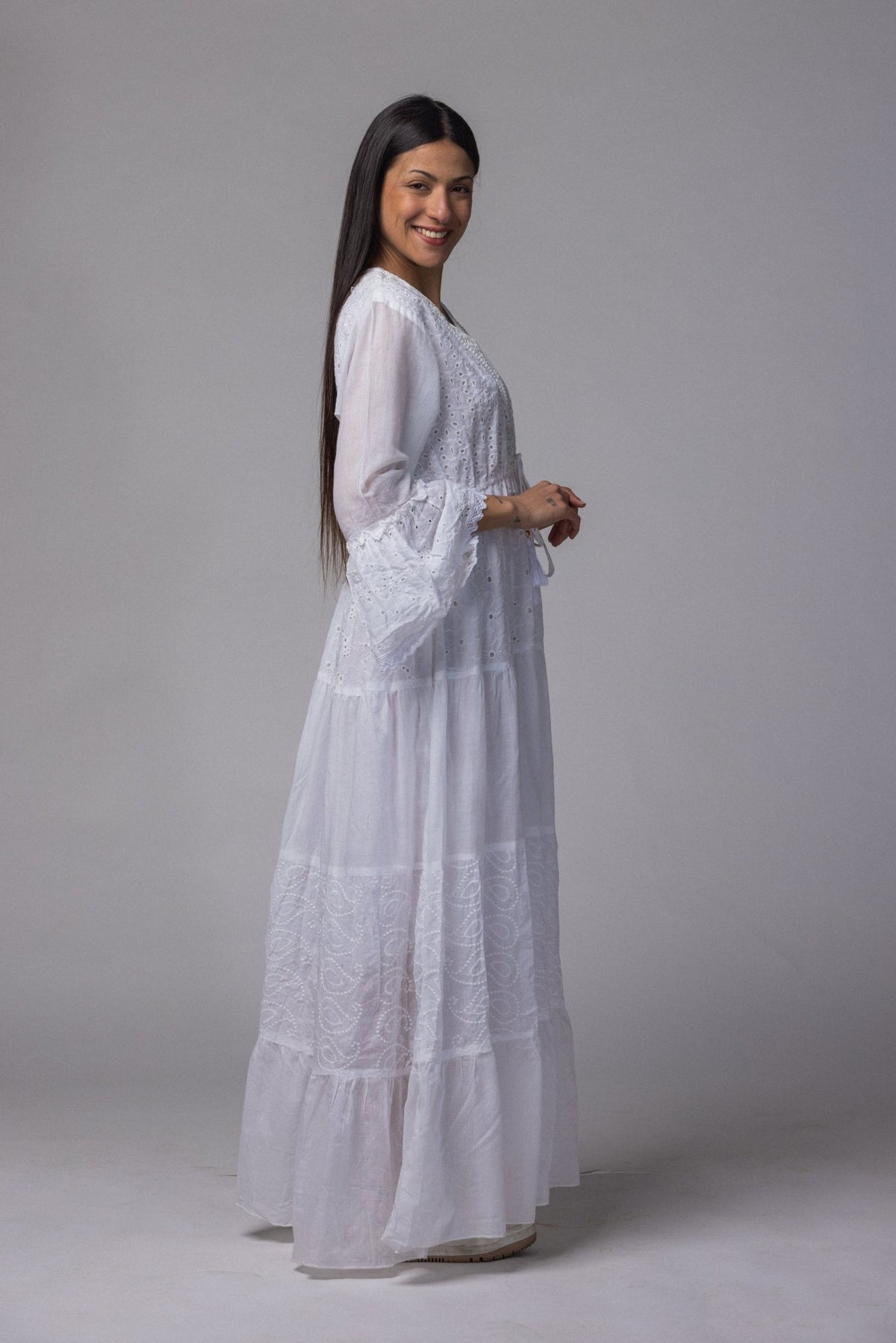 Robe longue brodé blanc col V argenté - La Doudounerie