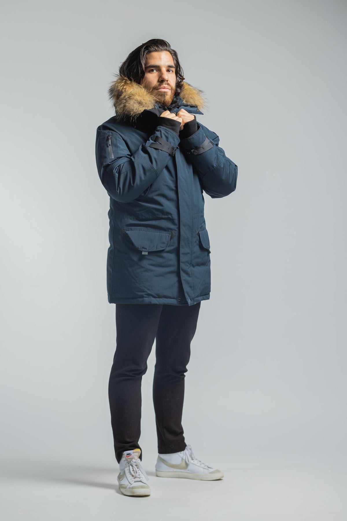 Doudoune chauffante Solar Snow à capuche avec fourrure pour homme couleur navy de face.