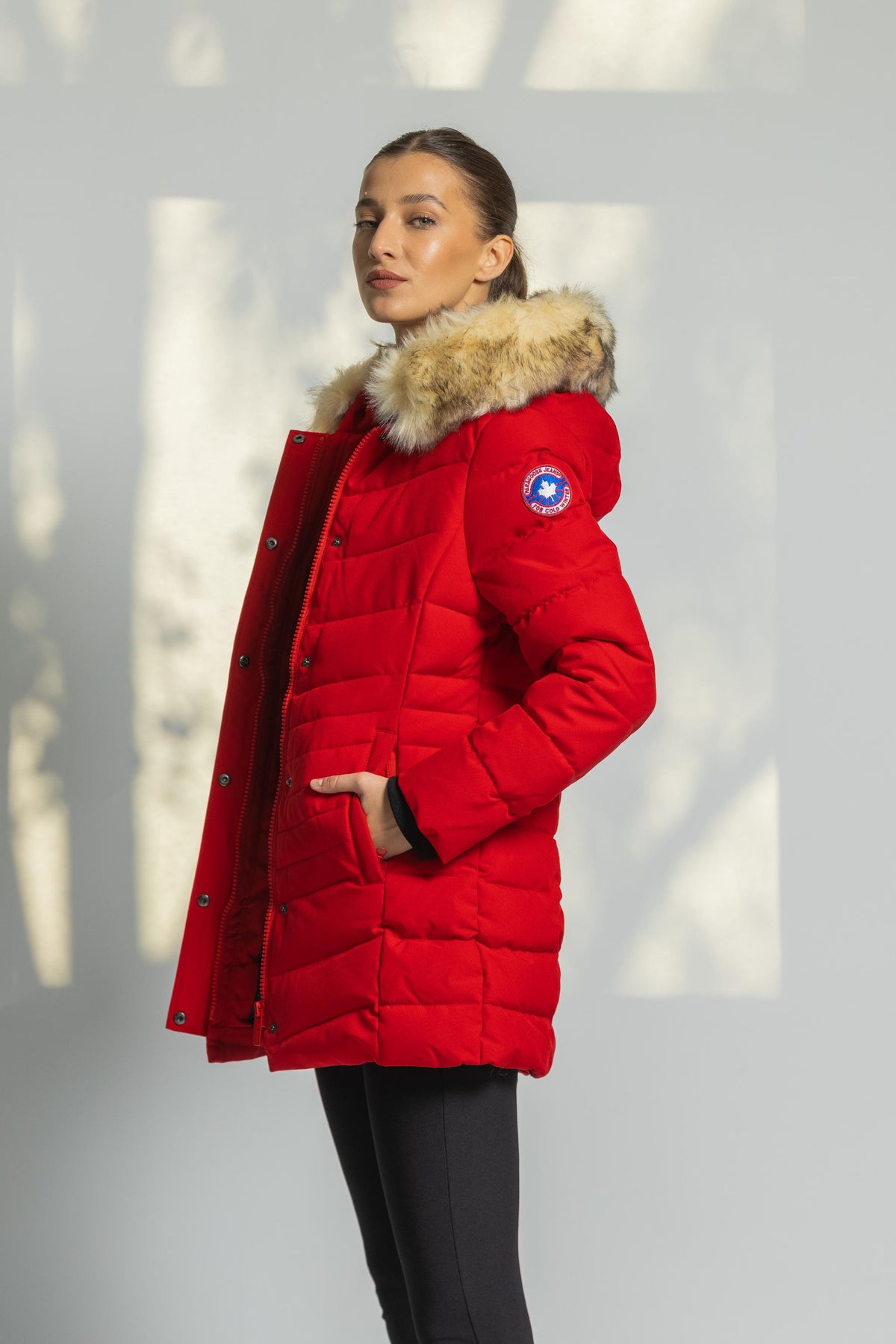 Doudoune Ginette Paragoose chaude à capuche avec fourrure pour femme couleur rouge de côté.