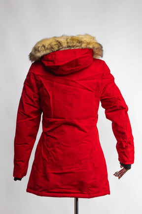Doudoune Nina Paragoose pour femme à capuche avec fourrure synthétique amovible couleur rouge de dos.